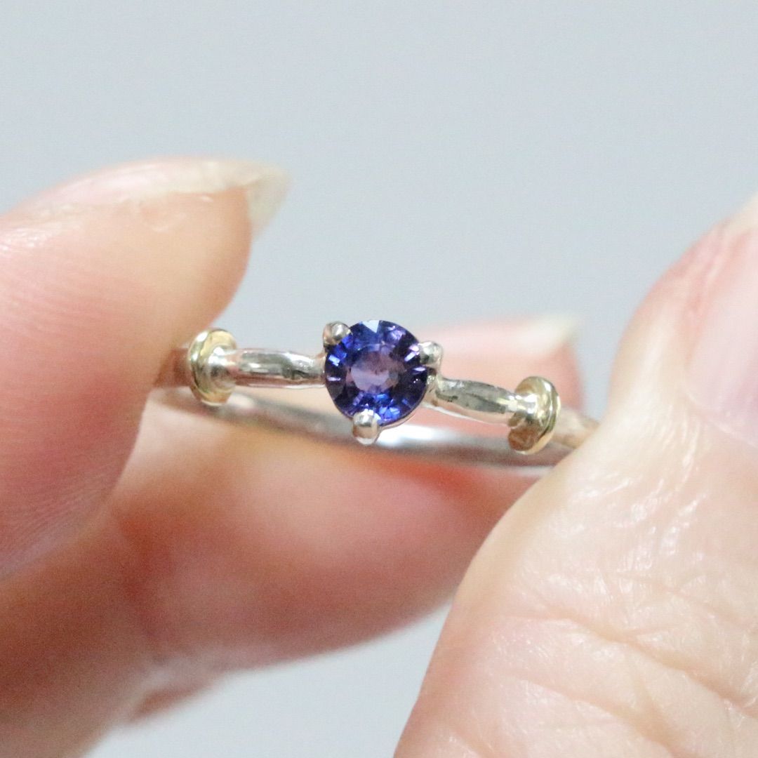 魅惑のパープルとブルーが融合するサファイアK10小ワッカシルバーリング10号 魅惑のパープルとブルーが融合するサファイアK10小ワッカシルバー