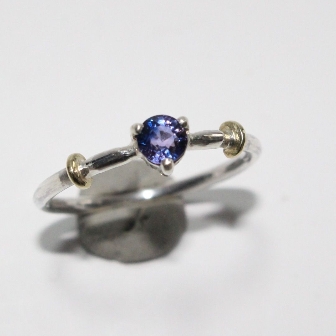 魅惑のパープルとブルーが融合するサファイアK10小ワッカシルバーリング10号 魅惑のパープルとブルーが融合するサファイアK10小ワッカシルバー