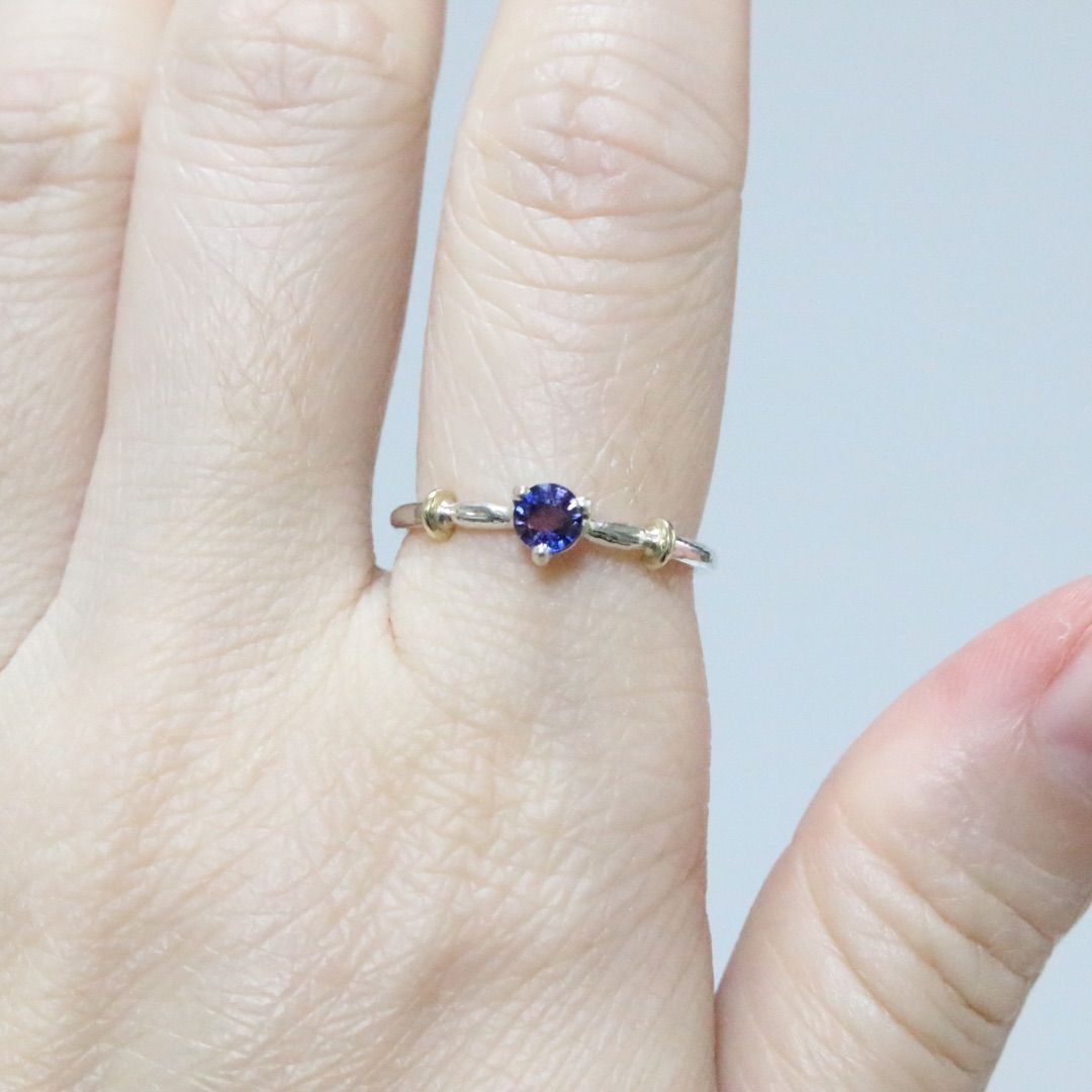 魅惑のパープルとブルーが融合するサファイアK10小ワッカシルバーリング10号 魅惑のパープルとブルーが融合するサファイアK10小ワッカシルバー