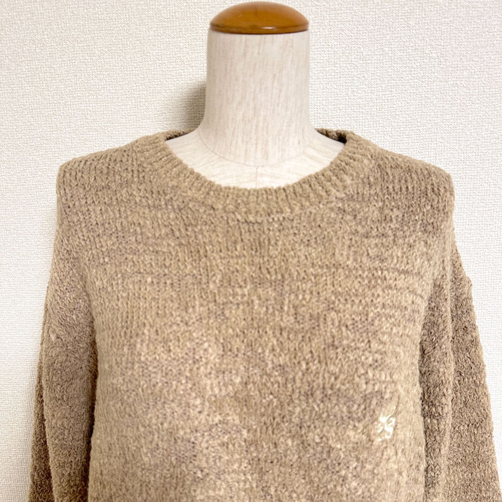 SATUR 韓国 ウール混 ニットプルオーバー 刺繍ロゴ アシメヘム