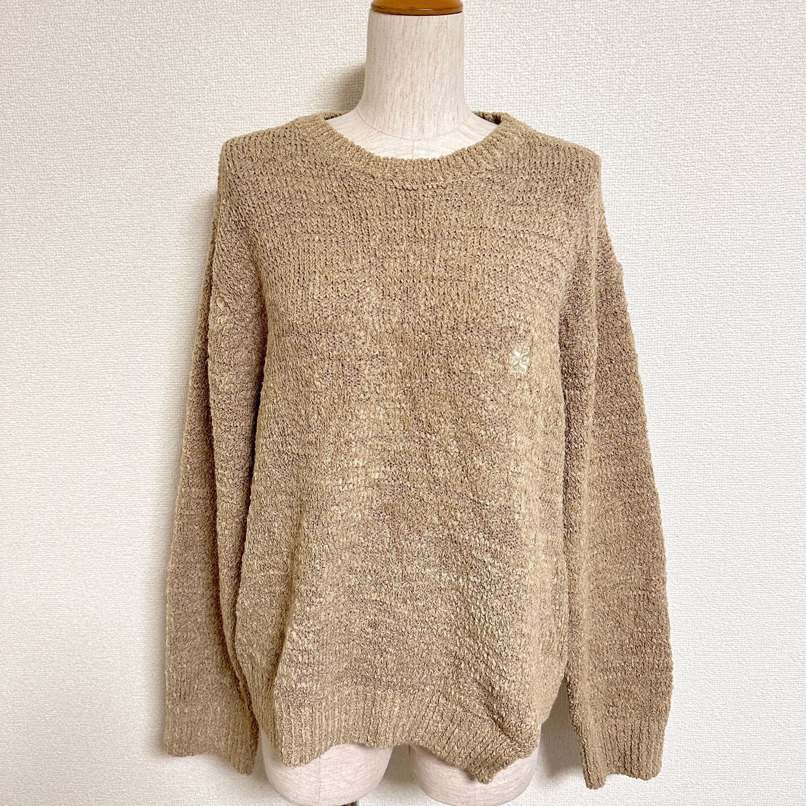 SATUR 韓国 ウール混 ニットプルオーバー 刺繍ロゴ アシメヘム 