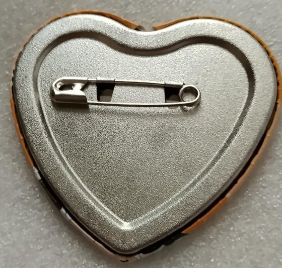 e➖ホリミヤ➖　堀京子　ハート型　メイド　缶バッジ e➖ホリミヤ➖ 堀京子 ハート型 メイド 缶バッジ - メルカリ