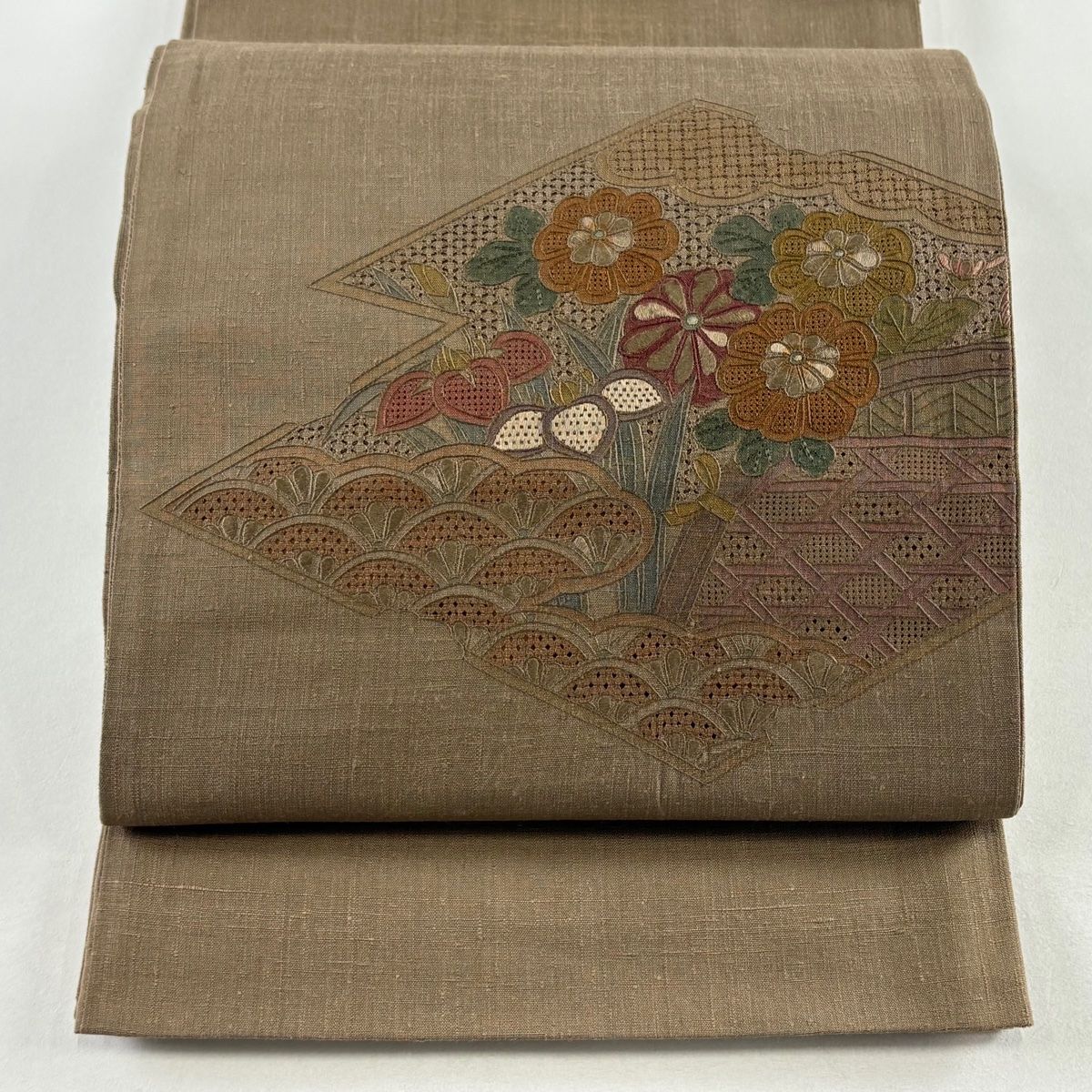 【美品】 袋帯 秀品 紬地 草花 籠目 刺繍 薄茶色 お太鼓柄 正絹 【】