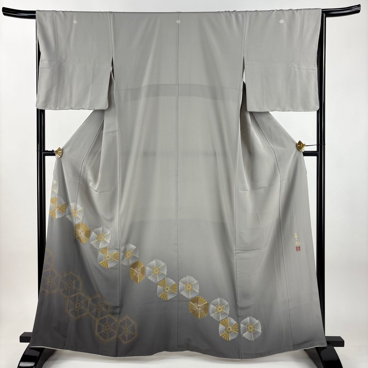 色留袖 身丈161.5 cm 裄丈66.5 M 袷 人間国宝 福田喜重 落款 扇子 刺繍 金彩 灰色 正絹 三つ紋