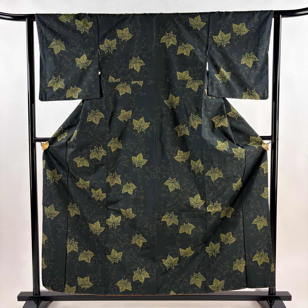 紬 身丈158.5cm 裄丈62cm S 袷 桐 唐草 深緑 正絹 秀品 【中古