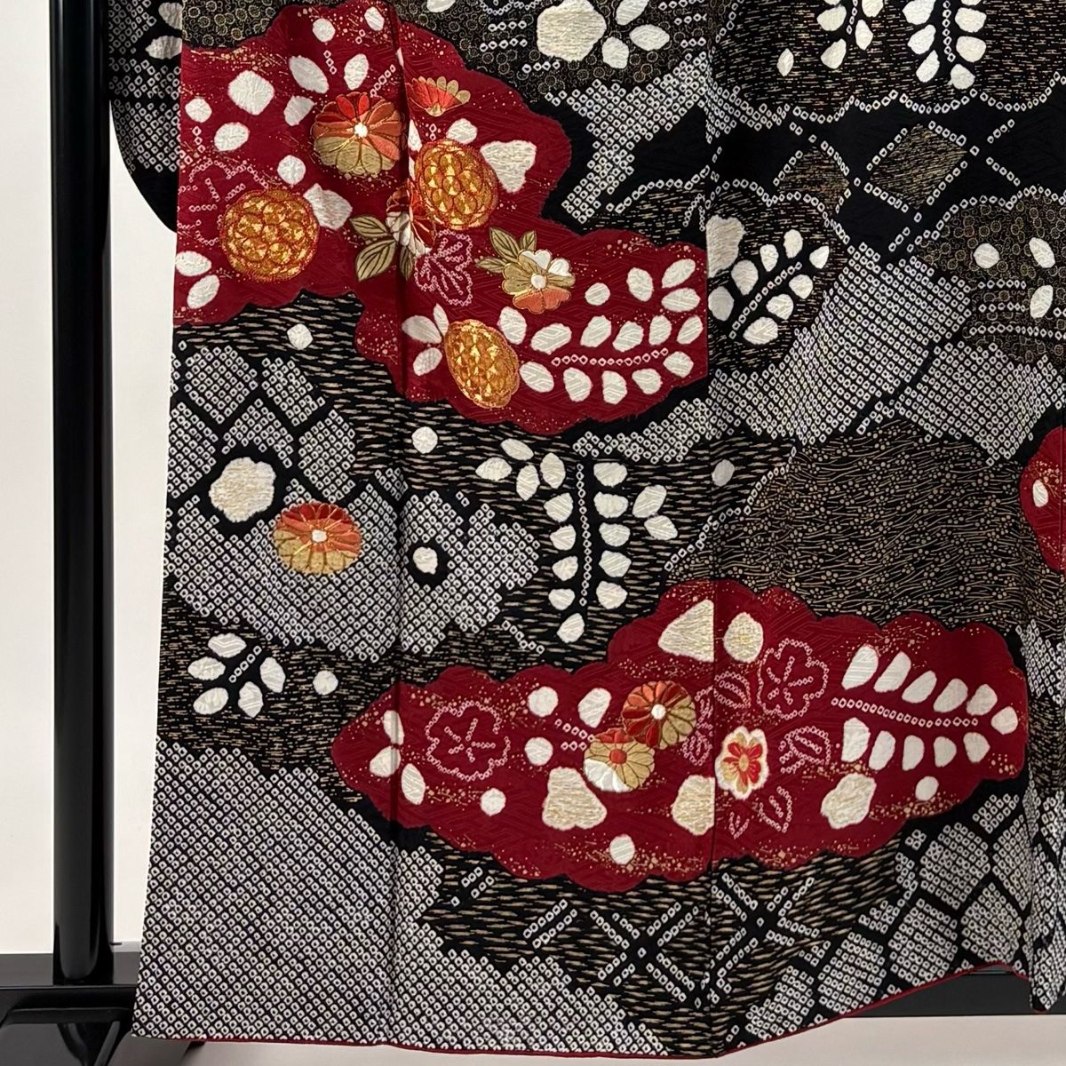 振袖 身丈158.5 cm 裄丈66 M 袷 鈴乃屋 菊 雲文 刺繍 絞り 黒 正絹 秀品