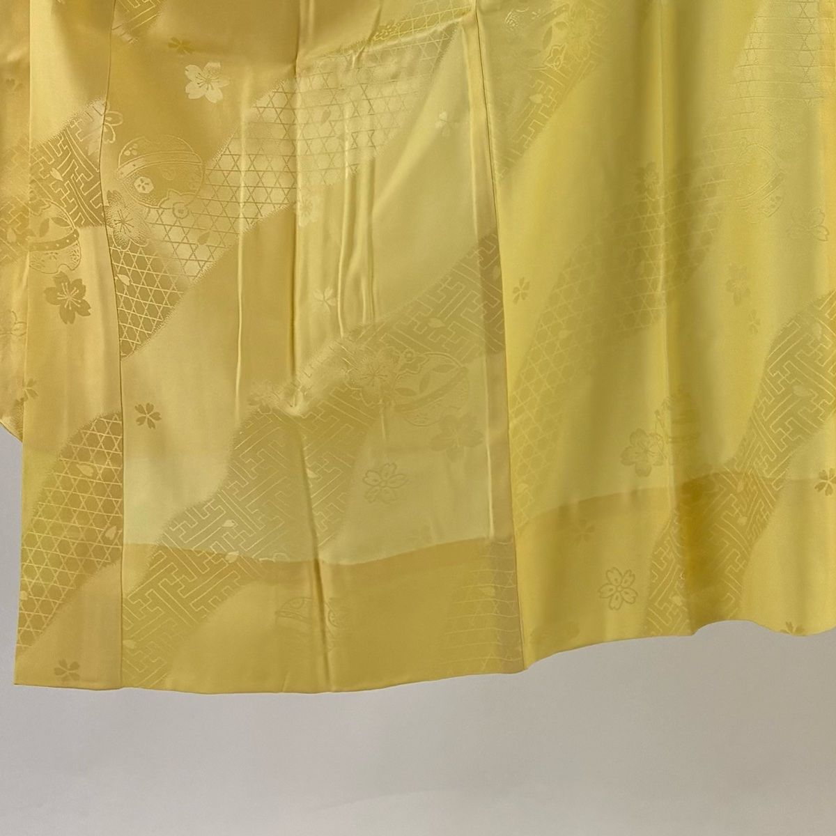 長襦袢 身丈129 cm 裄丈68.5 L 振袖用 地紋 黄色 正絹 秀品