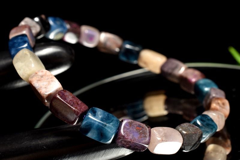 1点物】紫の濃淡が織りなす上級の美 スギライト(杉石) 7-8x5mm