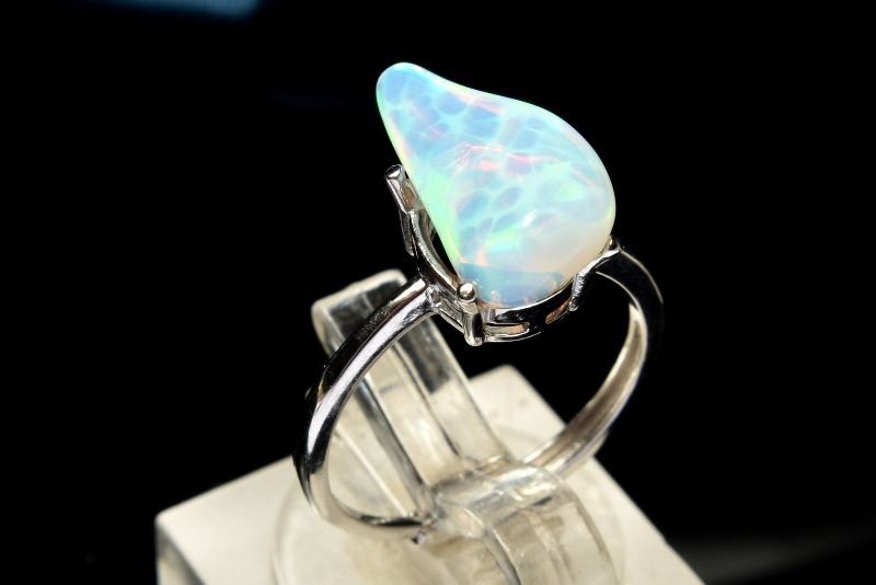 1点物】シルバー925◇虹色の輝き プレシャスオパール 15x8mm 原石