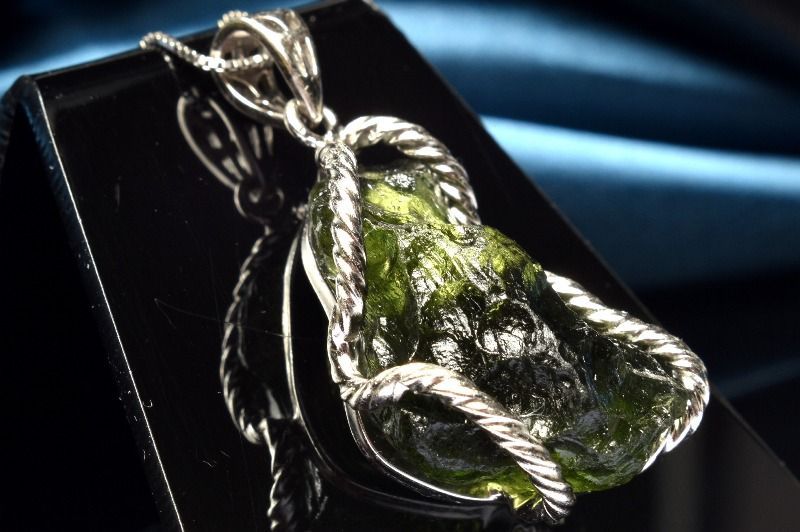 １点物 AAA シルバー925 モルダバイト 24 x 16 mm 原石 ペンダントトップ パワーストーン 天然石 _PC 7407