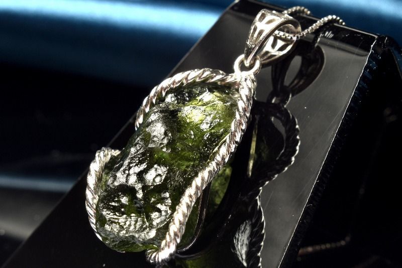 １点物 AAA シルバー925 モルダバイト 24 x 16 mm 原石 ペンダントトップ パワーストーン 天然石 _PC 7407