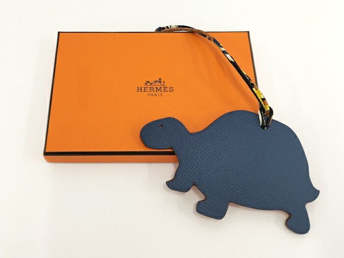 HERMES チャーム プティアッシュ 亀 レザー オレンジ ネイビー - メルカリ