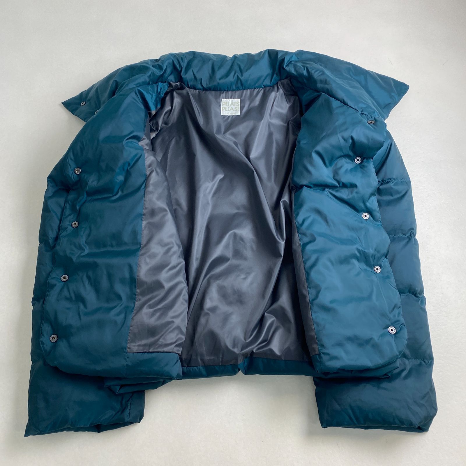 プリーツプリーズ ダウンジャケット イッセイミヤケ ロゴボタン