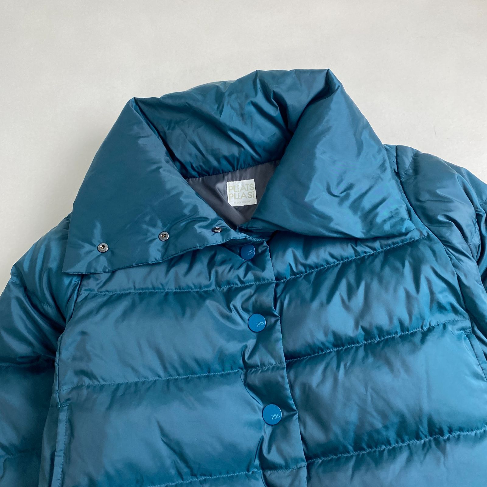 プリーツプリーズ ダウンジャケット イッセイミヤケ ロゴボタン