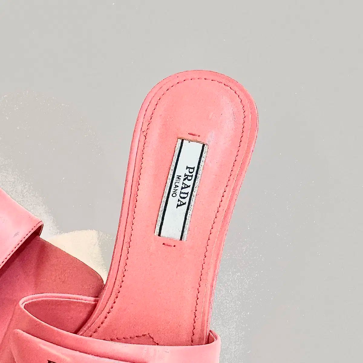 36 5サイズ PRADA プラダ ブラッシュド 三角プレート ミュール 靴