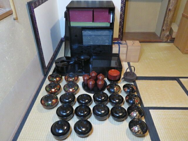 十一月 特売品 木製本漆塗懐石道具一式 黒塗木箱入と 橋本辰敏作 銚子と 輪島塗 梅蒔絵吸物椀と 利休箸１００膳 税込 超
