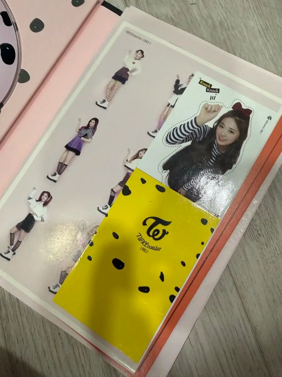 TWICE（トゥワイス）サイン入り アルバム（未公開トレカ 2枚 おまけ