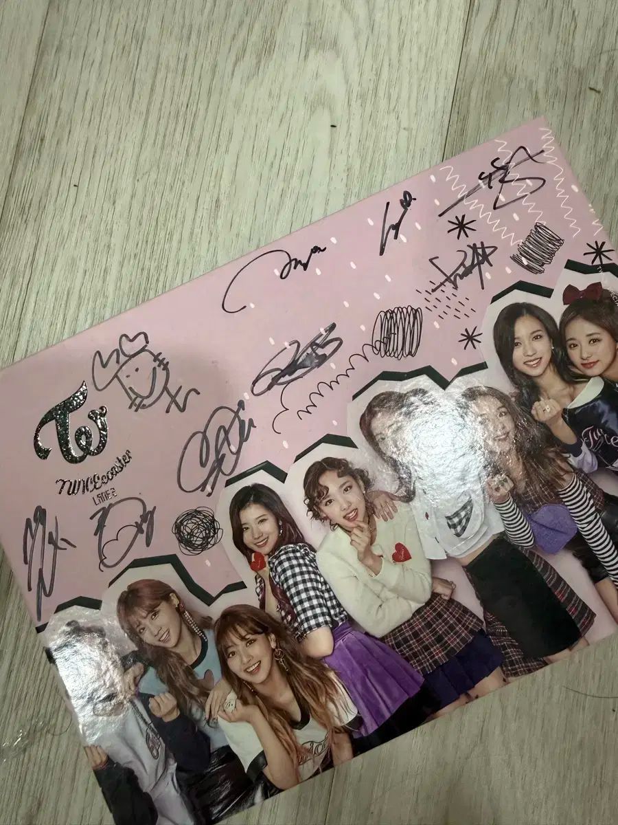 TWICE（トゥワイス）サイン入り アルバム（未公開トレカ 2枚 おまけ