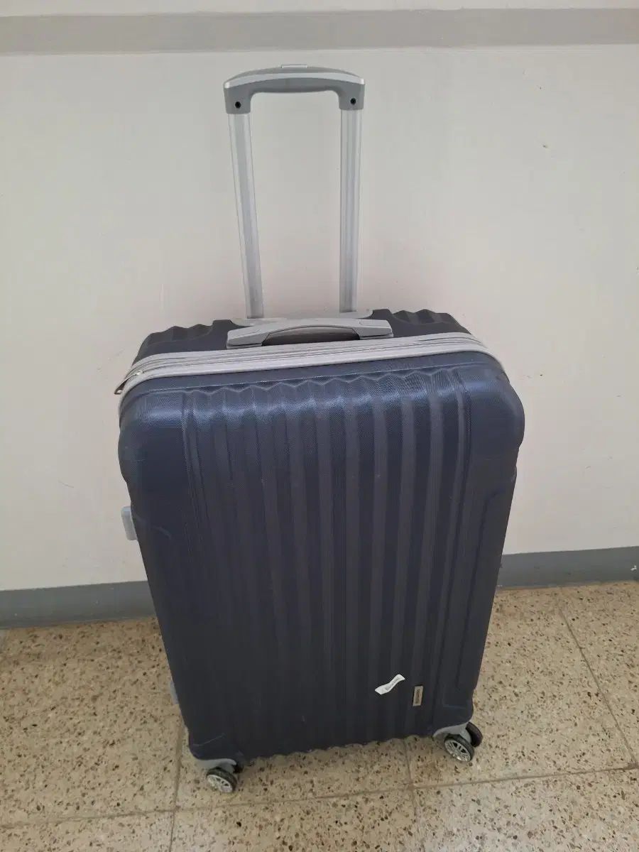 ブラック キャリアー 旅行 バッグ 28インチ です