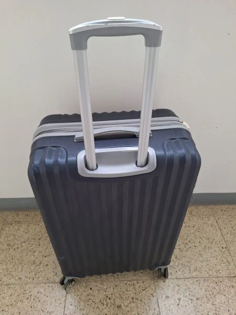 ブラック キャリアー 旅行 バッグ 28インチ です