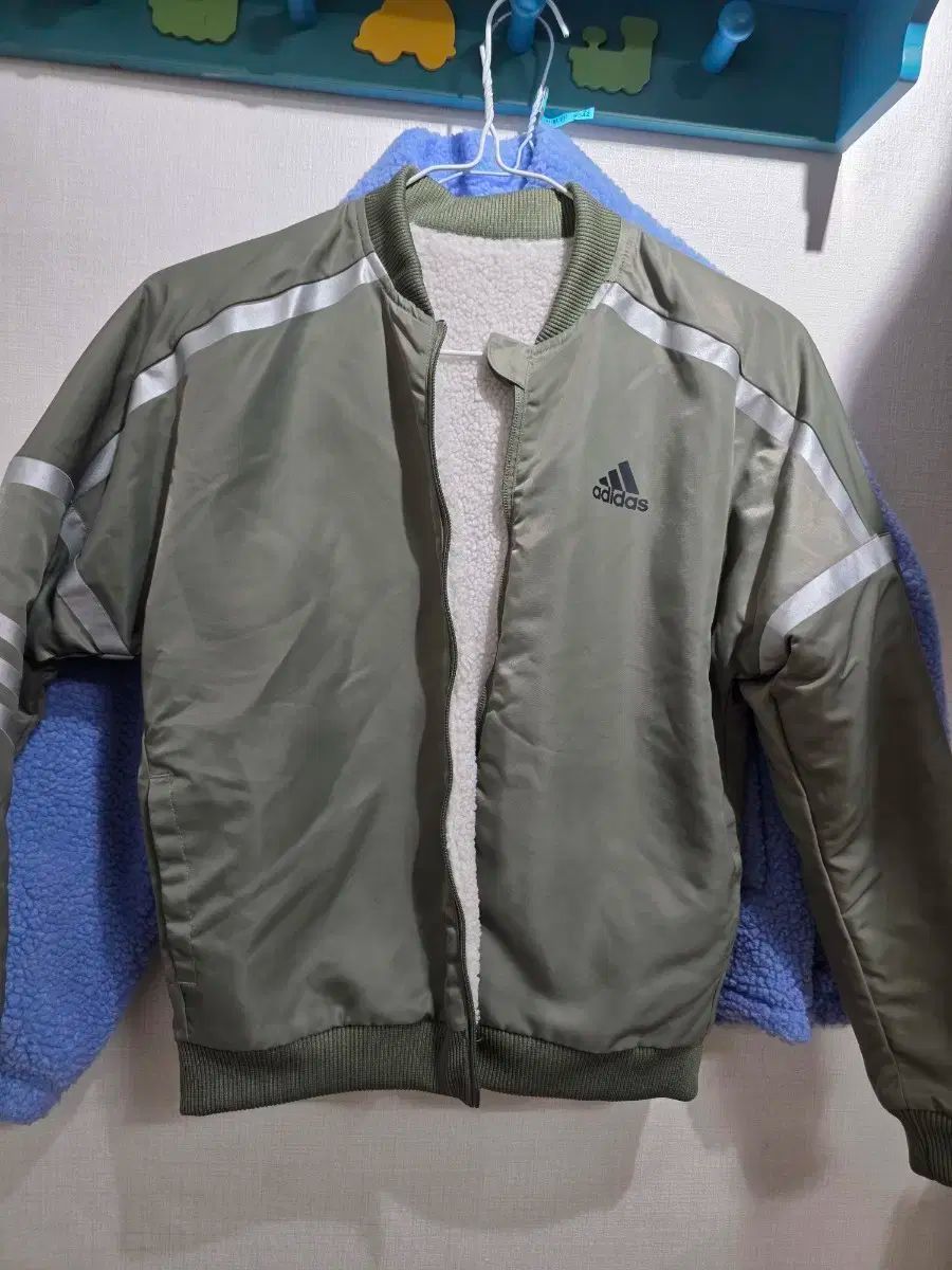 定番，SALE アディダス カーキ色 フリース リバーシブル 140 その他