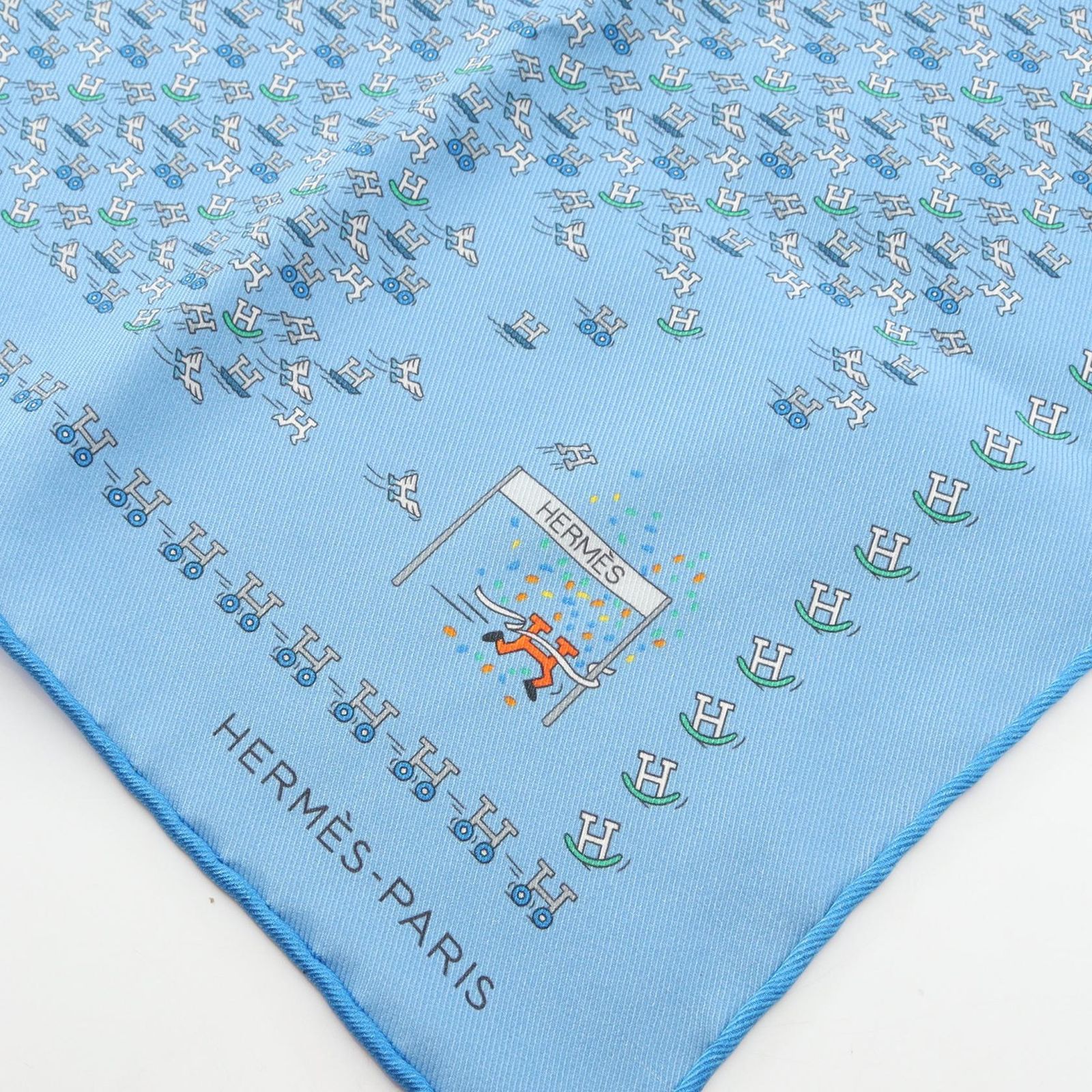 【未使用】エルメス プチカレ45 スカーフ 浮気なインコ シルク【HERMES】 美品】HERMES カレ45 浮気なインコ スカーフ プチカレ シルク HERMES