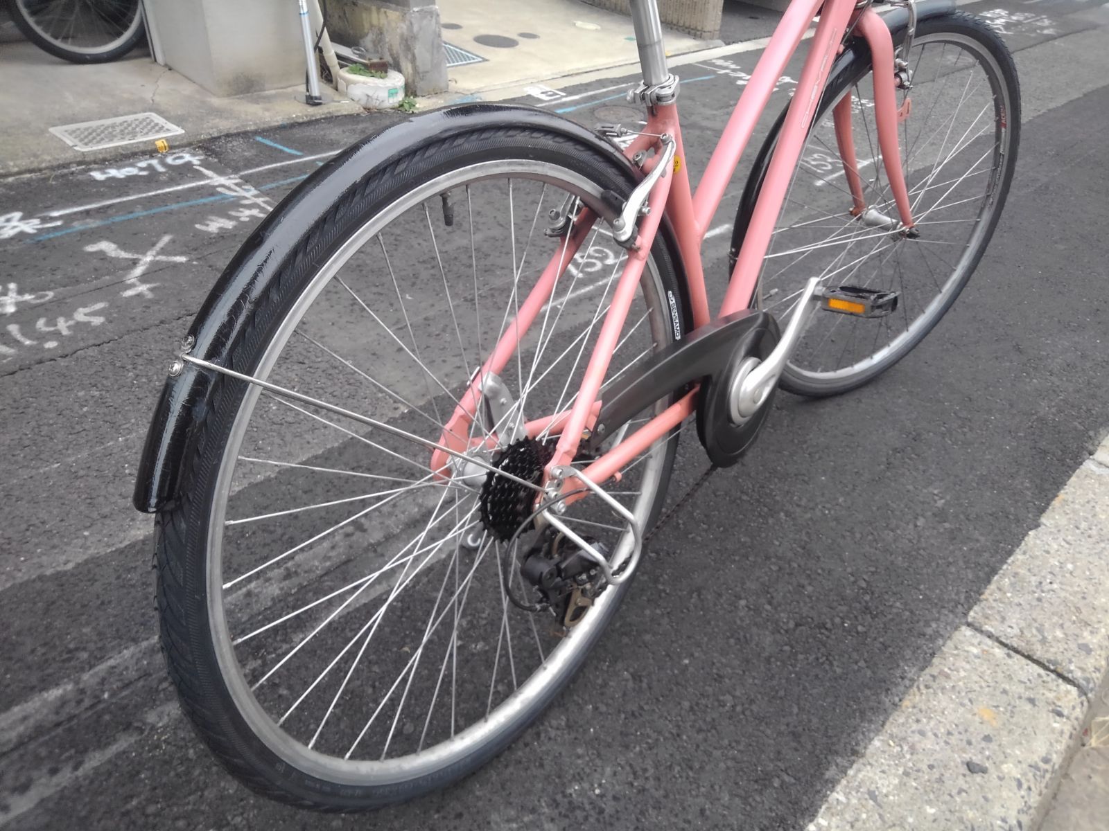 中古自転車３８５３　前後タイヤ新品！　クロスバイク　７００×３５C　　７段ギヤし　アルミフレーム　ワイヤー錠　アルミフレーム　ライトは付属していません　フレームサイズ４２０㎜　身長１４７㎝から 引き取り限定！(名古屋市昭和区)中古自転車3853 前後タイヤ新品