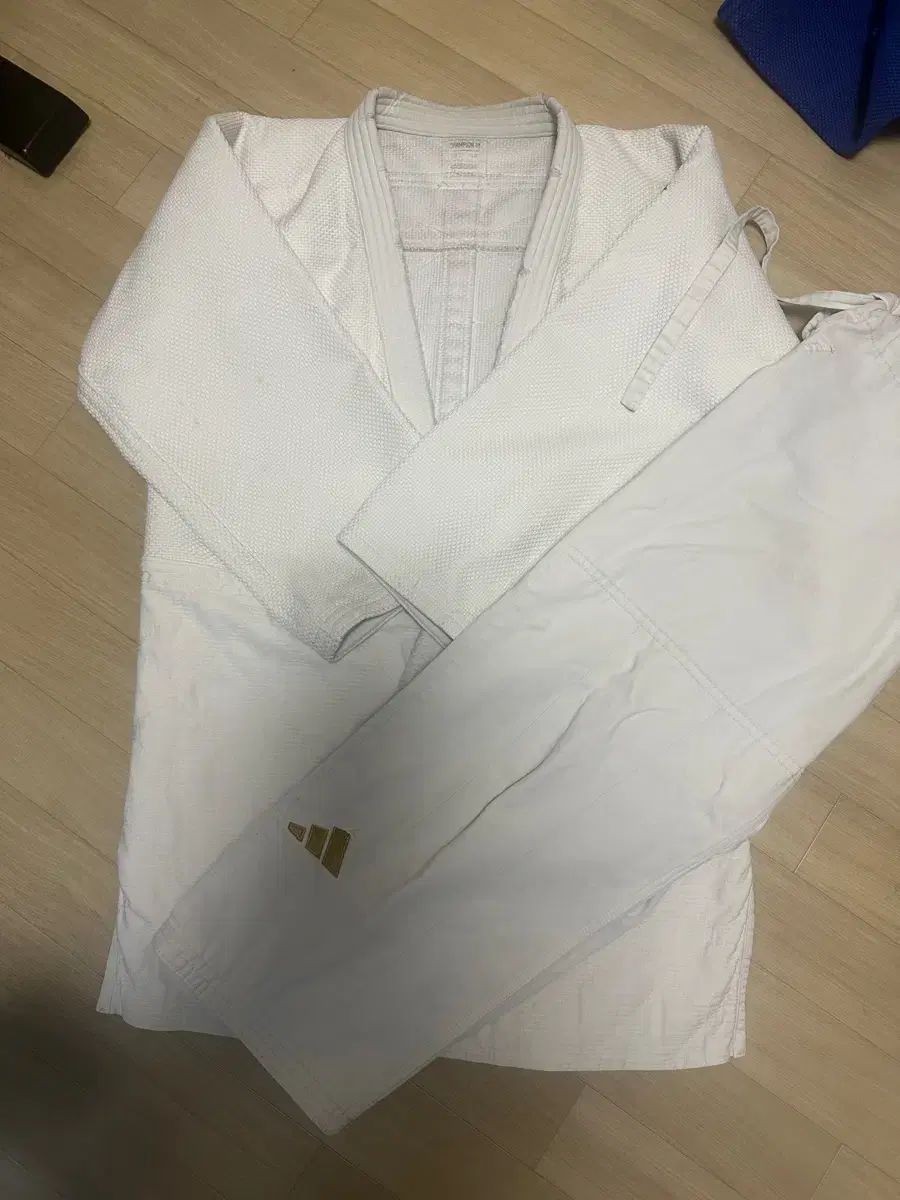 アディダス 新モデル ゴールド 柔道着