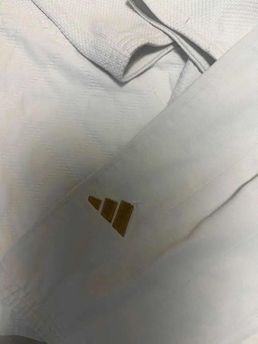 アディダス 新モデル ゴールド 柔道着