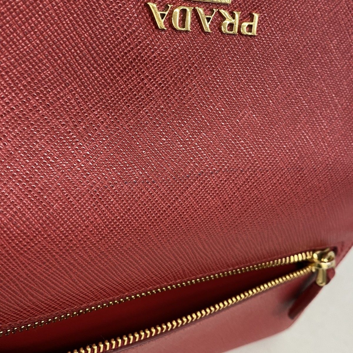 5od4628】プラダ 長財布 サフィアーノ レザー レッド ゴールド金具