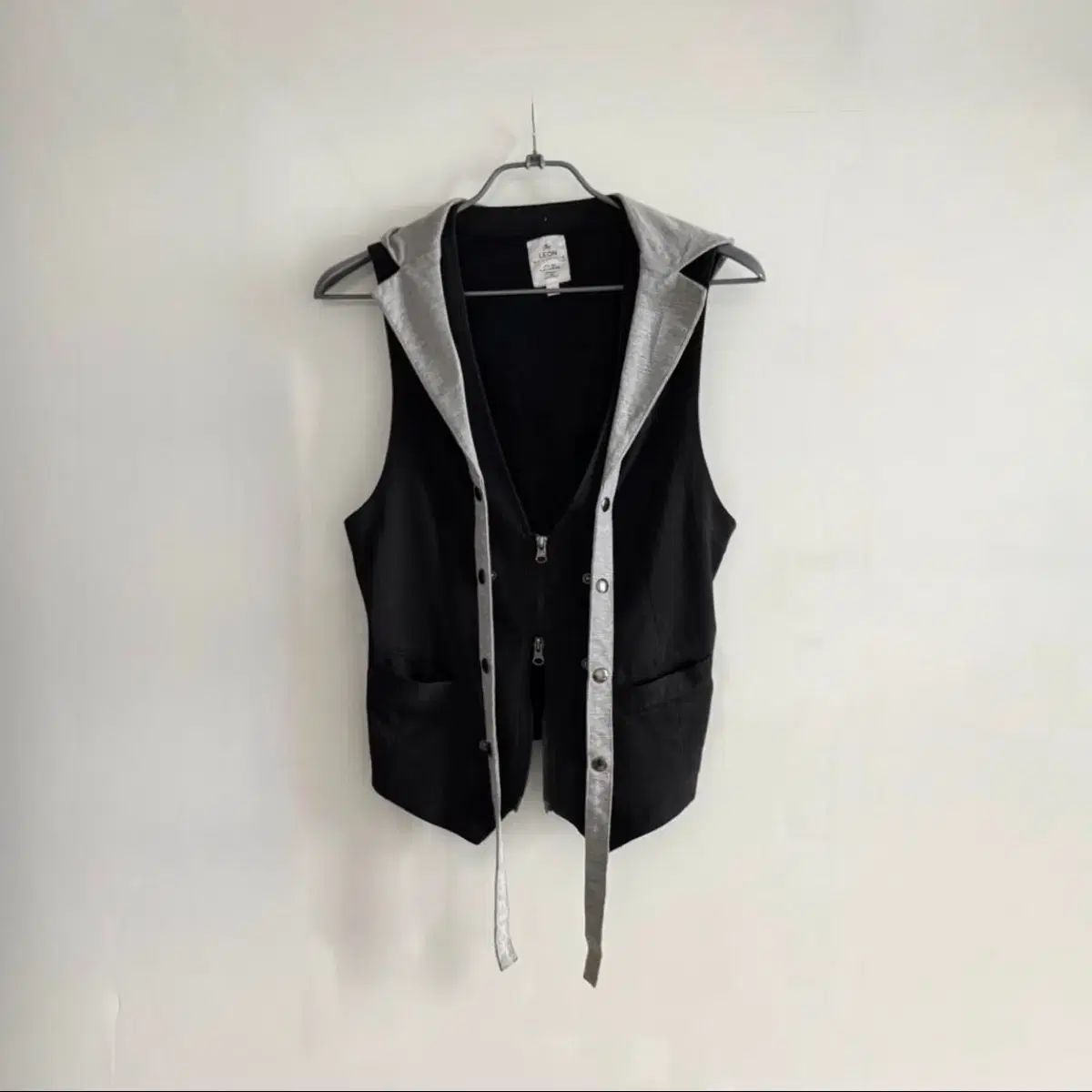 ブルーアーカイブ ロックシーク パンク y 2 k クロス バックルディテール グレー ベスト フード付き