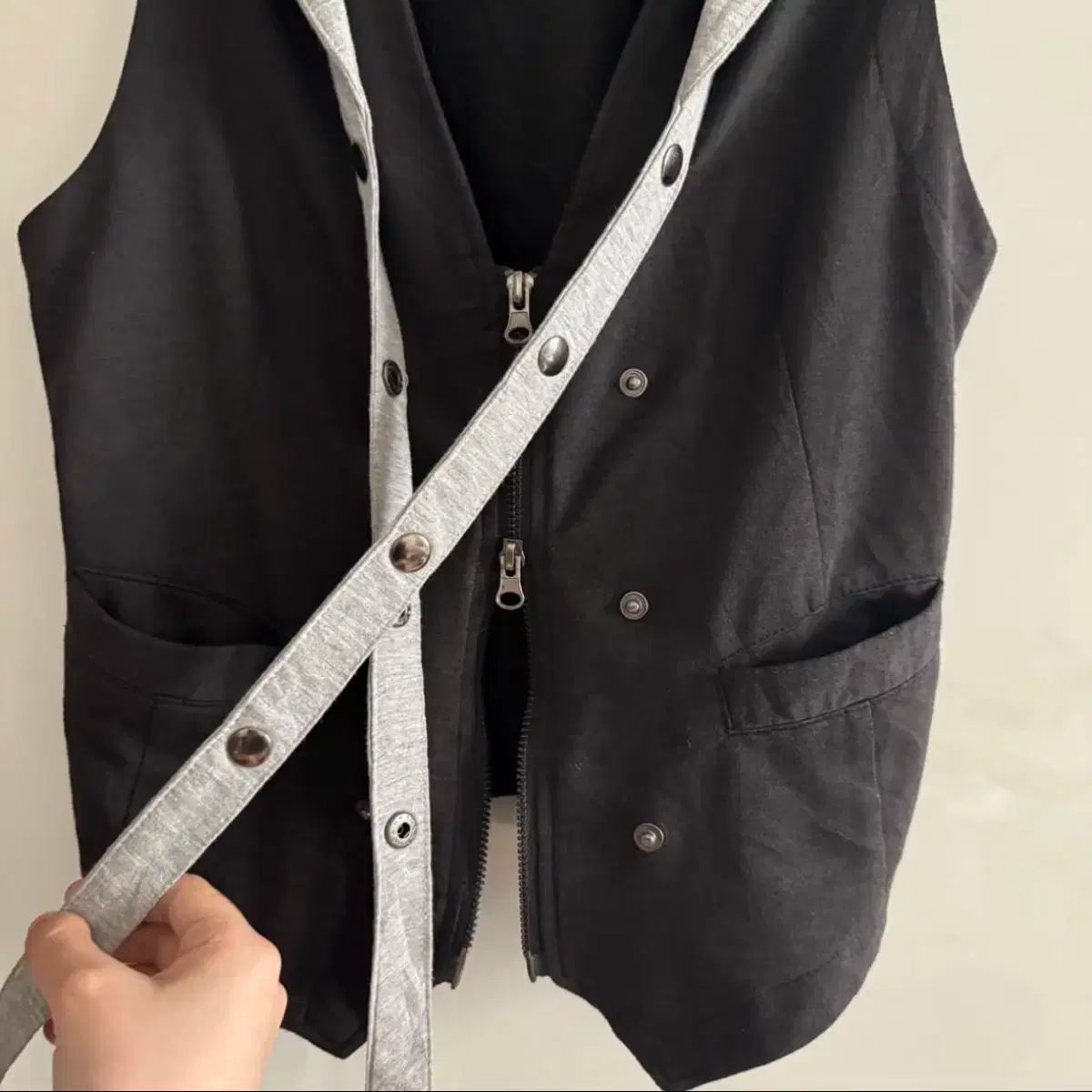 ブルーアーカイブ ロックシーク パンク y 2 k クロス バックルディテール グレー ベスト フード付き