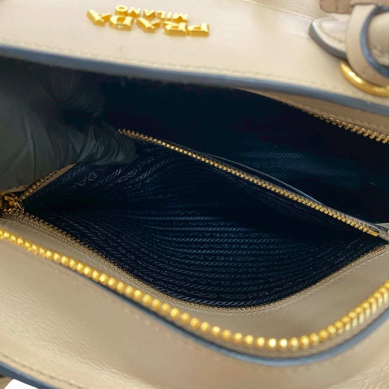 極 美品 鍵付き PRADA プラダ エスプラナード ロゴ 金具 サフィアーノ 