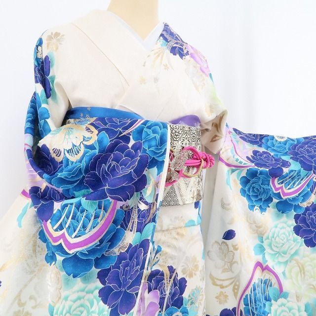 美品 薔薇 銀通し 着物 成人式 正絹“大きな花束となる花の女王”振袖 4920 ❁tomihisa❁美品 薔薇 銀通し 着物 成人式 正絹“色と色、美と美を風に