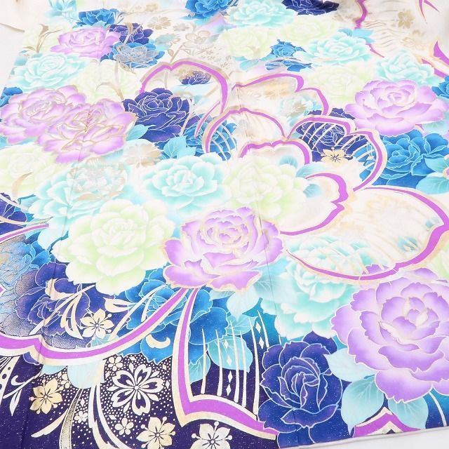 美品 薔薇 銀通し 着物 成人式 正絹“大きな花束となる花の女王”振袖 4920 ❁tomihisa❁美品 薔薇 銀通し 着物 成人式 正絹“色と色、美と美を風に