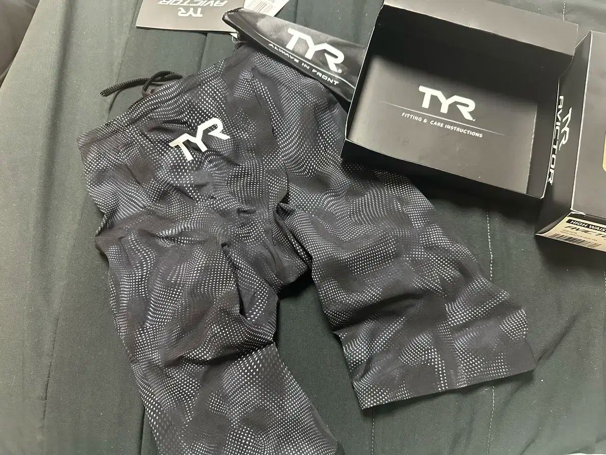 Tyr LOVE YOURSELF 轉 Tear VICTOR ビクター 試合用 水着