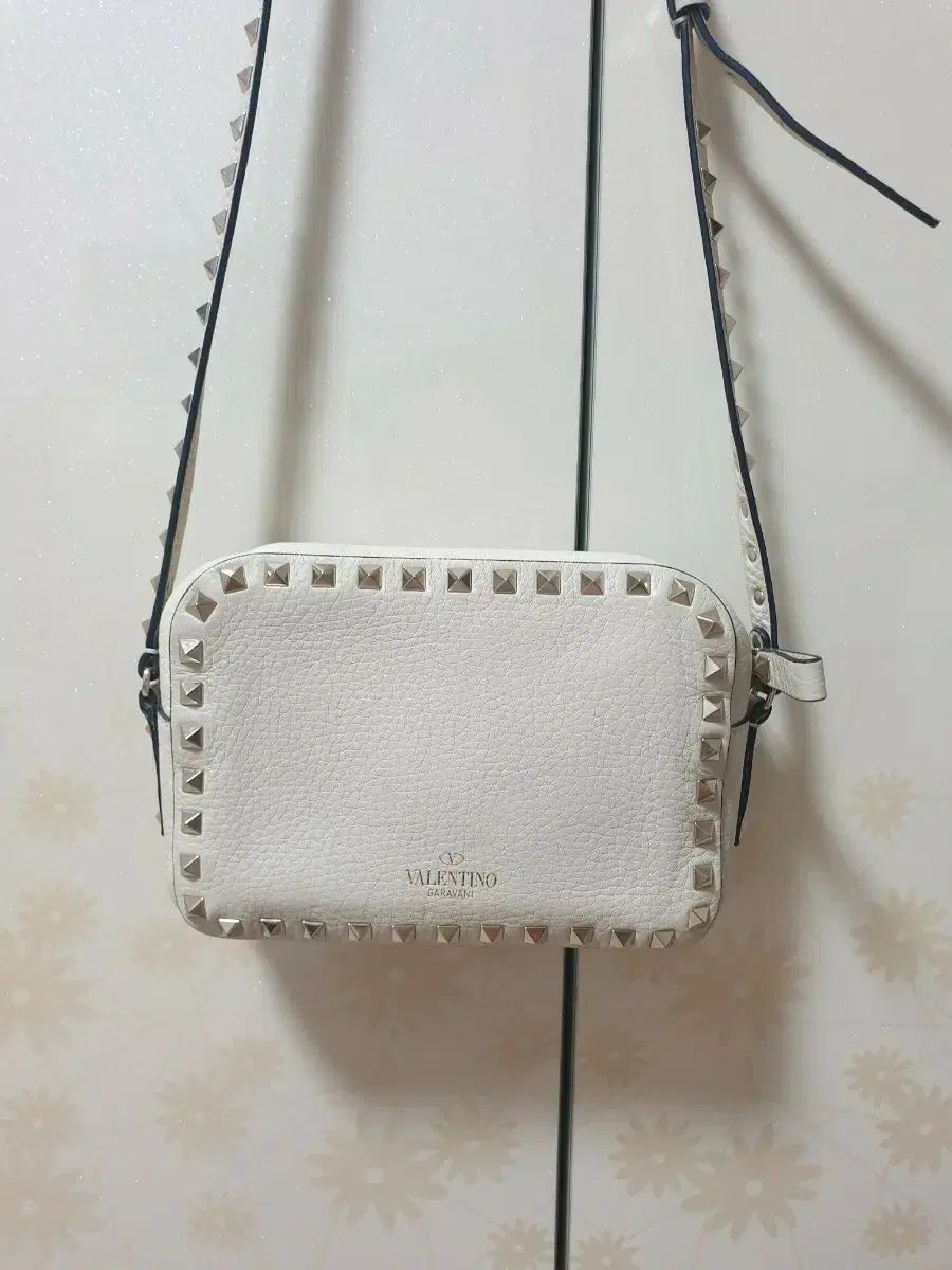 ヴァレンティノ ロックスタッズ カメラバッグ - メルカリ