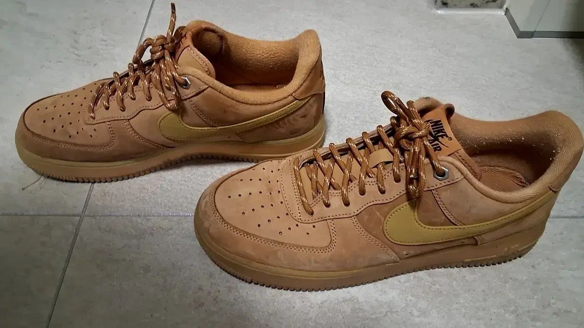 ナイキ エア フォース 1 ブラウン やアルファフライのようなスニーカーで交換も検討します