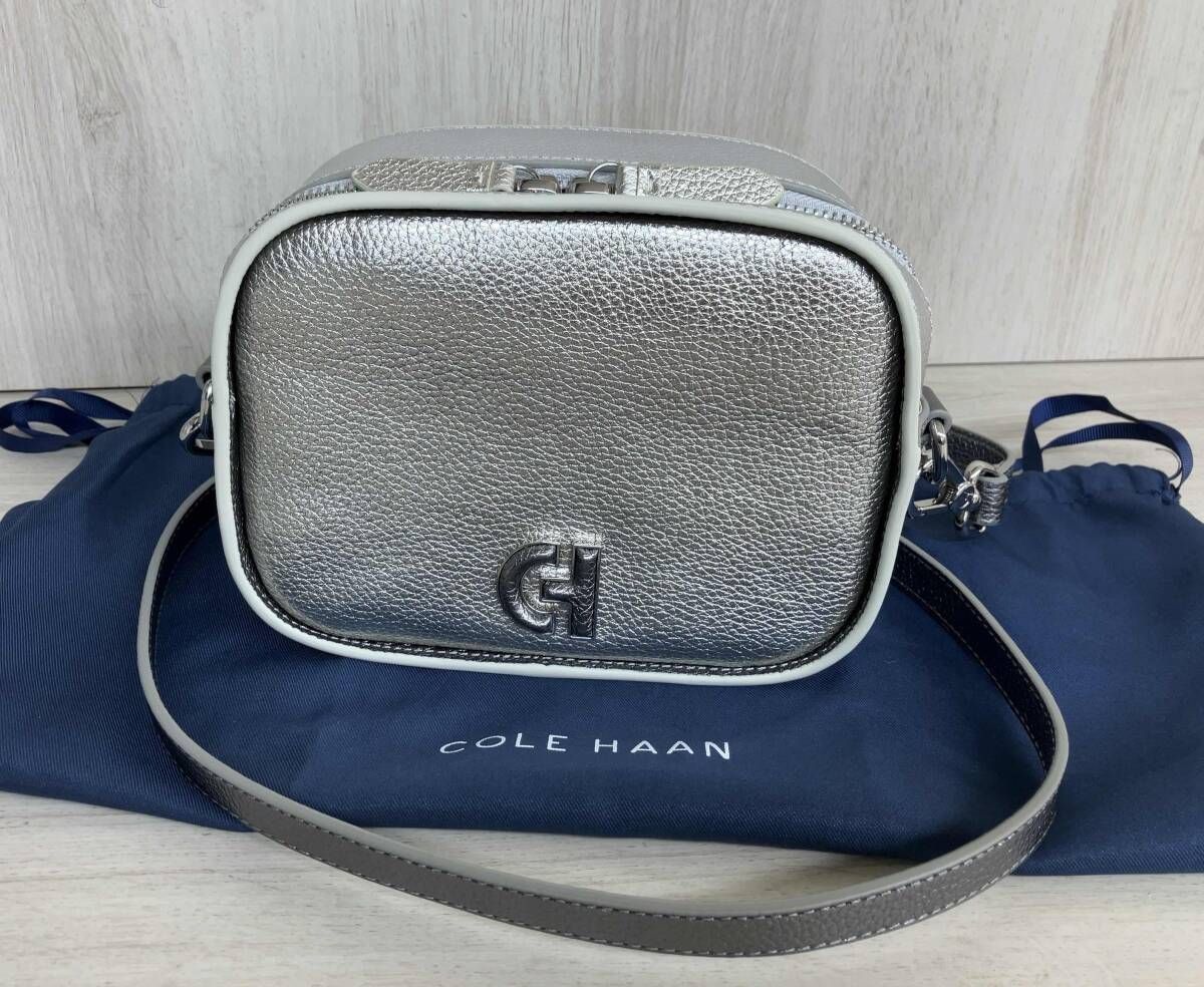 COLE HAAN コールハーン Essential エッセンシャル クロスボディ カメラバッグ ショルダーバッグ U 06872 シルバー レディース 保存袋付き