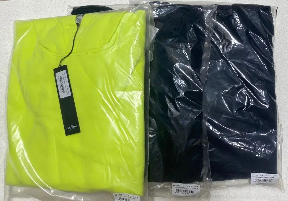 品質保証，豊富な 新品 ストーンアイランド キッズ FW 弱起毛 フーディー 14A (成人着用可能) Tシャツ