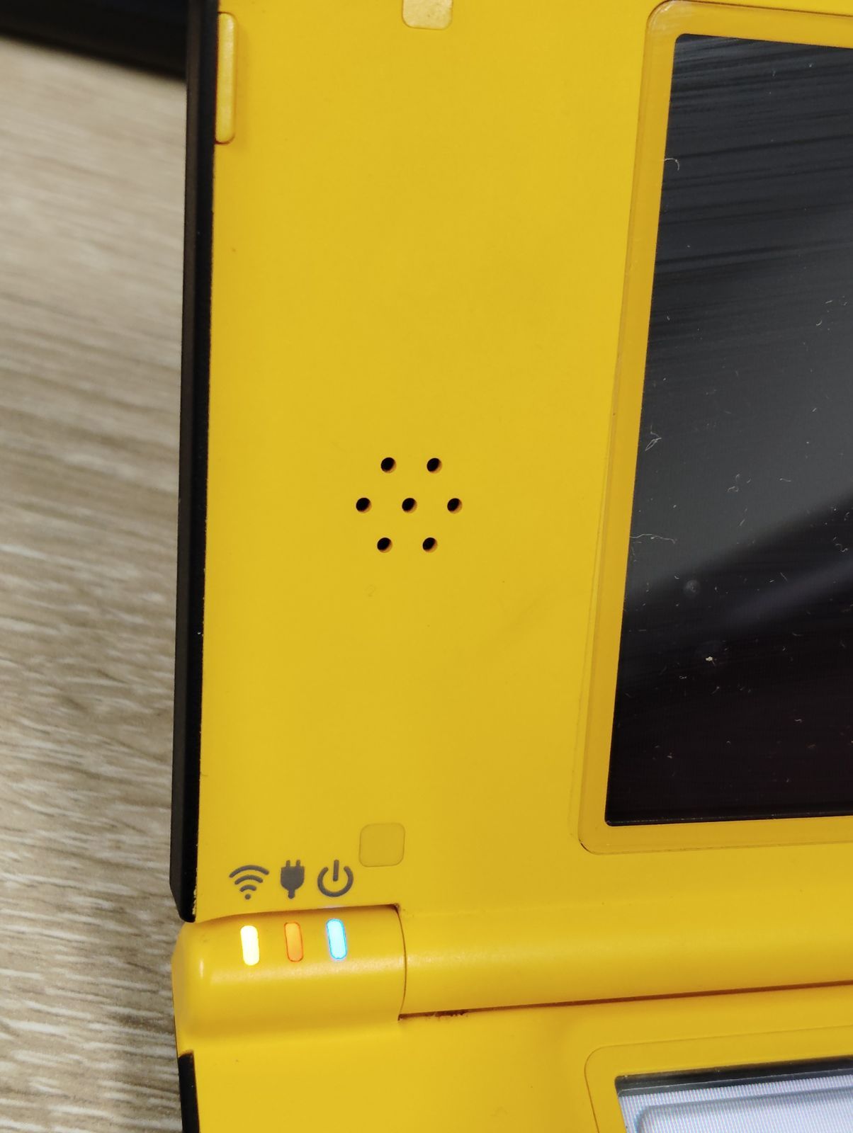 1104 H 05 品 任天堂 ニンテンドーDS i LL イエロー 本体のみ