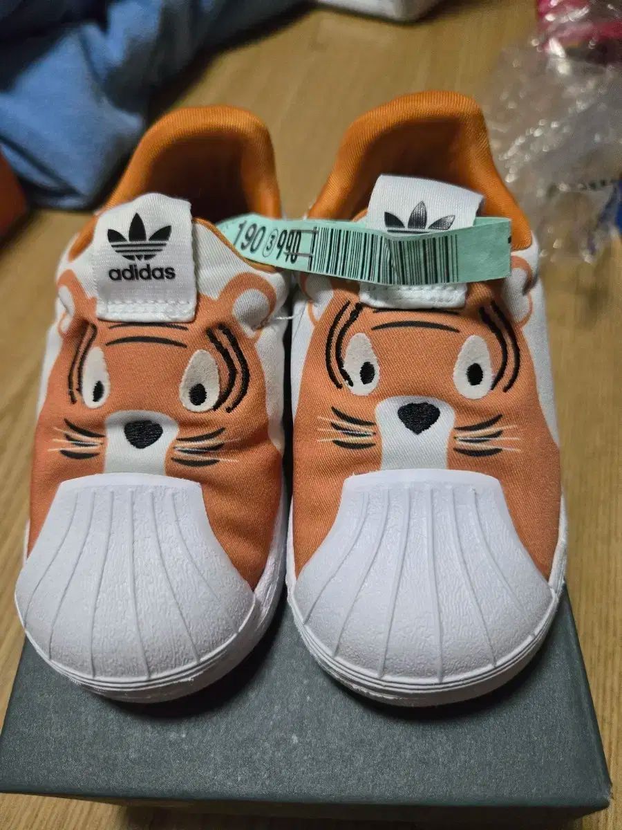 アディダス SUPERSTAR タイガー 130mm