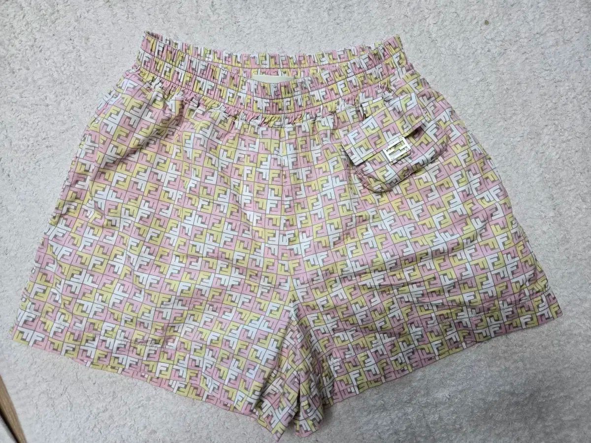 セール中 FENDI フェンディ キッズ ハーフパンツ 12y