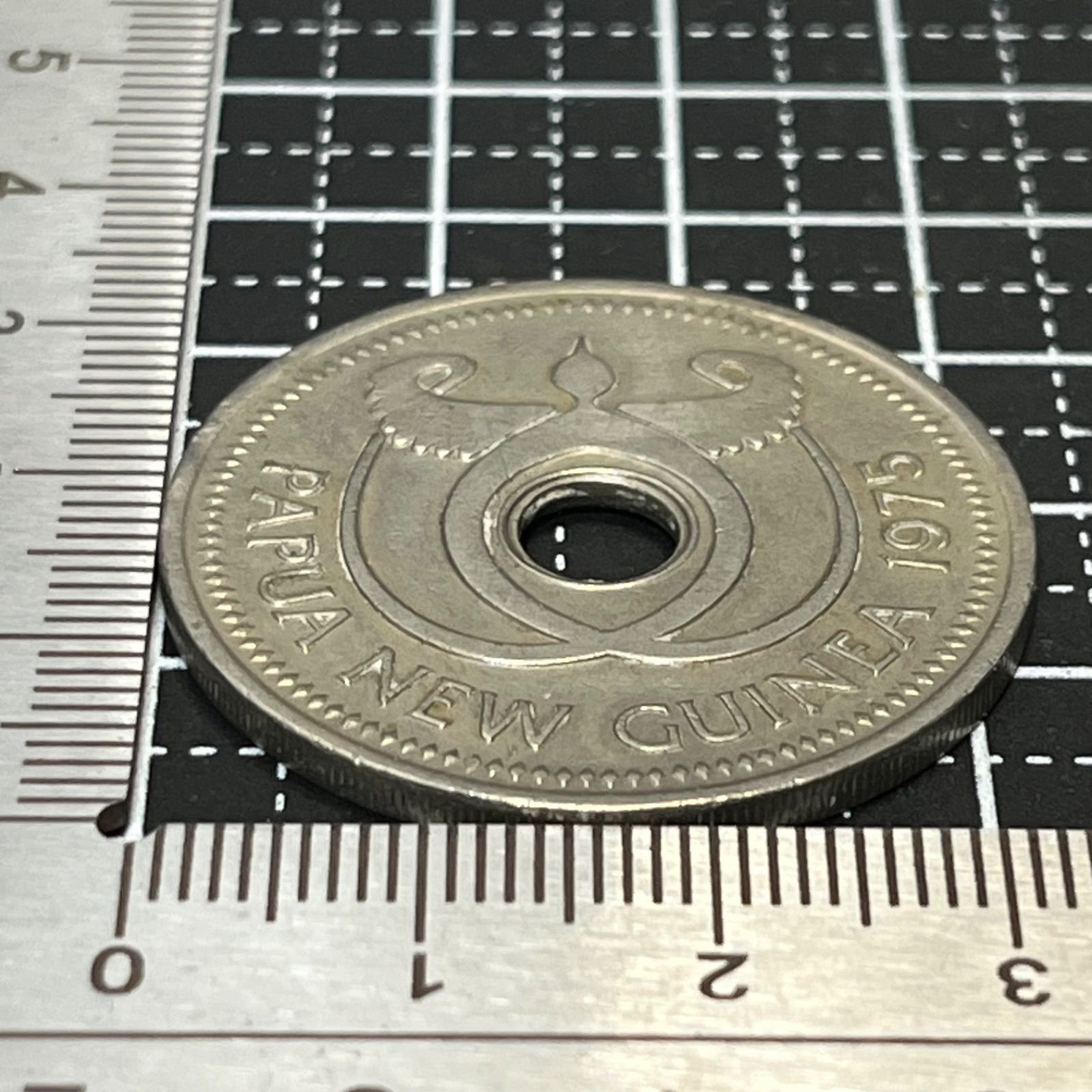 1975年 パプアニューギニア K1】独立記念・穴あき大型コイン／モニター