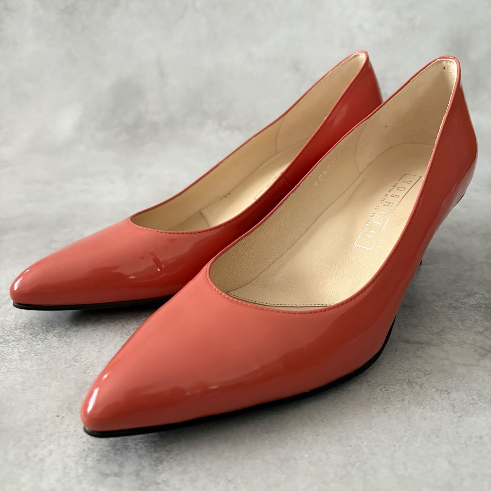 YOSHITO ヨシト ポインテッドトゥ ガラスレザー パンプス レディース