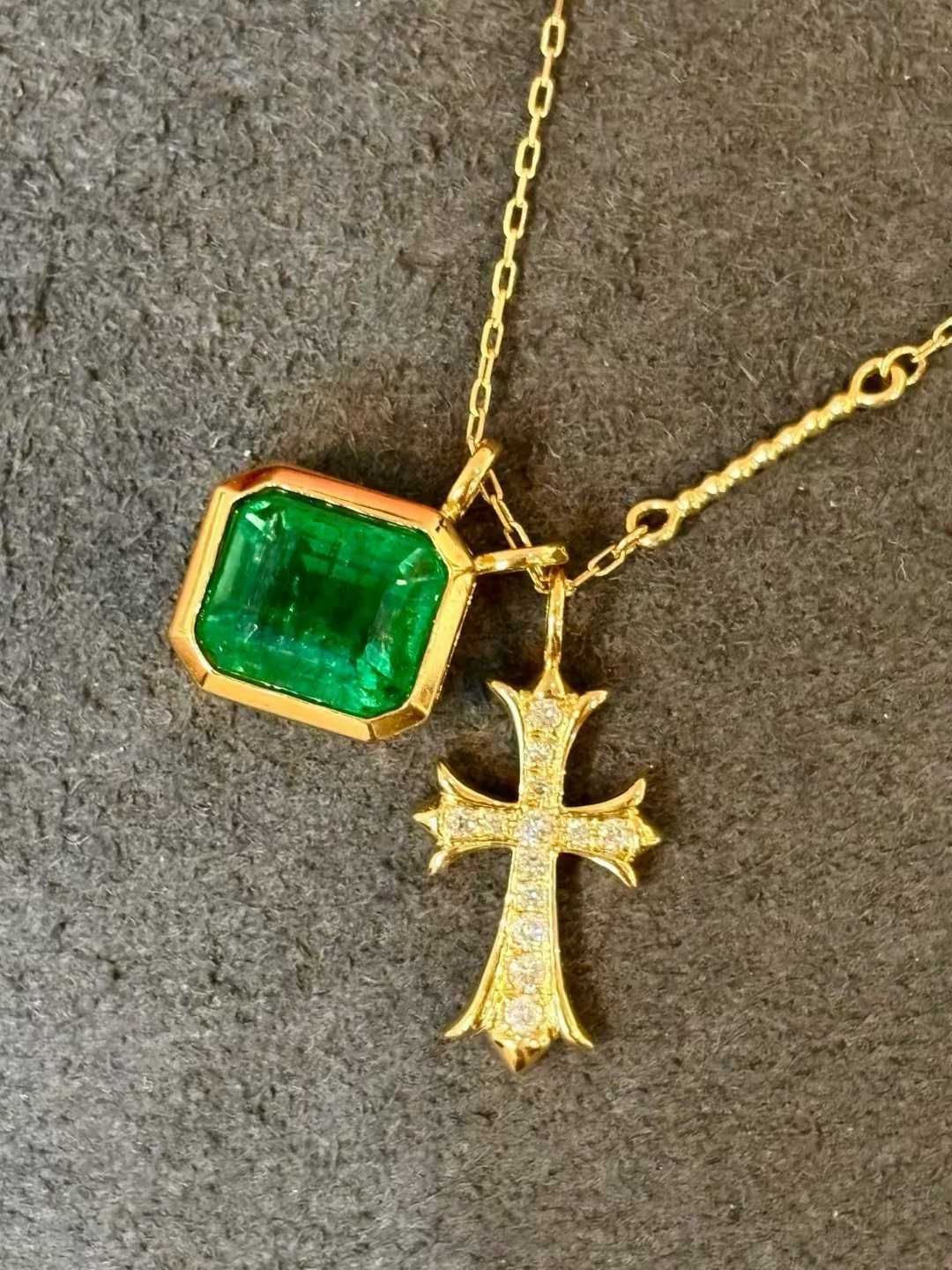 2.4 ct エメラルド - ダイヤモンドクロスペンダント ネックレス 2.4カラットの深緑が紡ぐ スタイルの革命