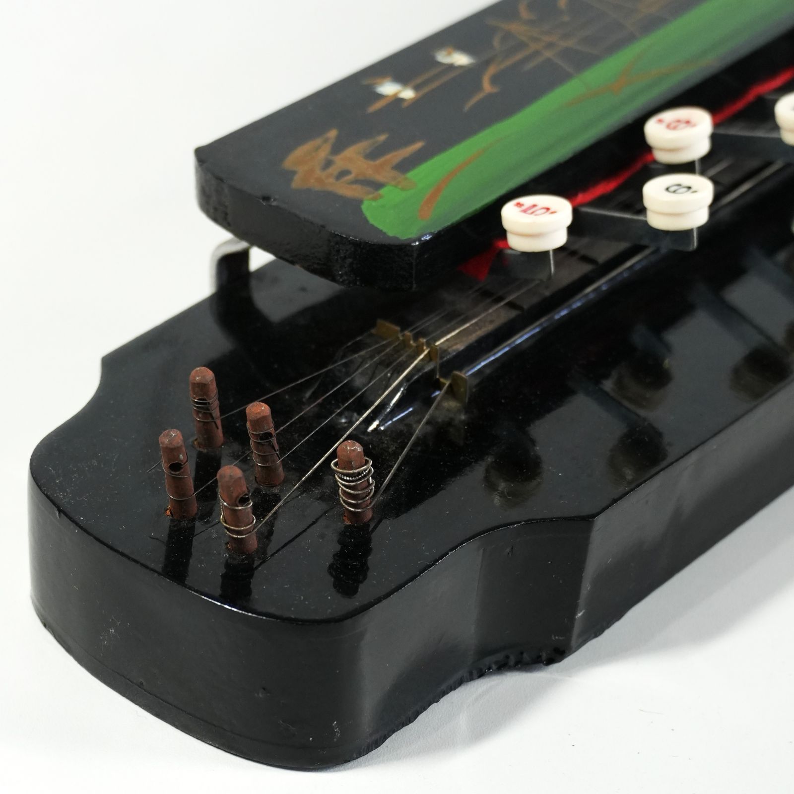 琴　蒔絵 花鳥山水孔雀羽根雪薄紋散蒔絵十三弦琴 - 仙台市の指定・登録文化財