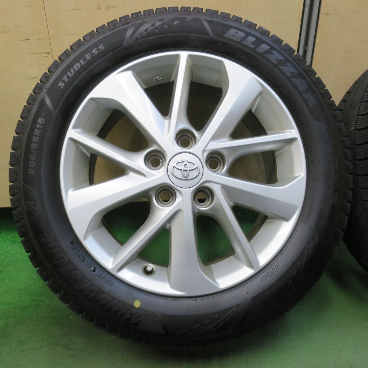 バリ溝 22年 ほぼ10分 トヨタ オーリス 205 55 R 16 スタッドレス ブリヂストン ブリザック VRX 3 16インチ PCD 114 5 H 5112106イス