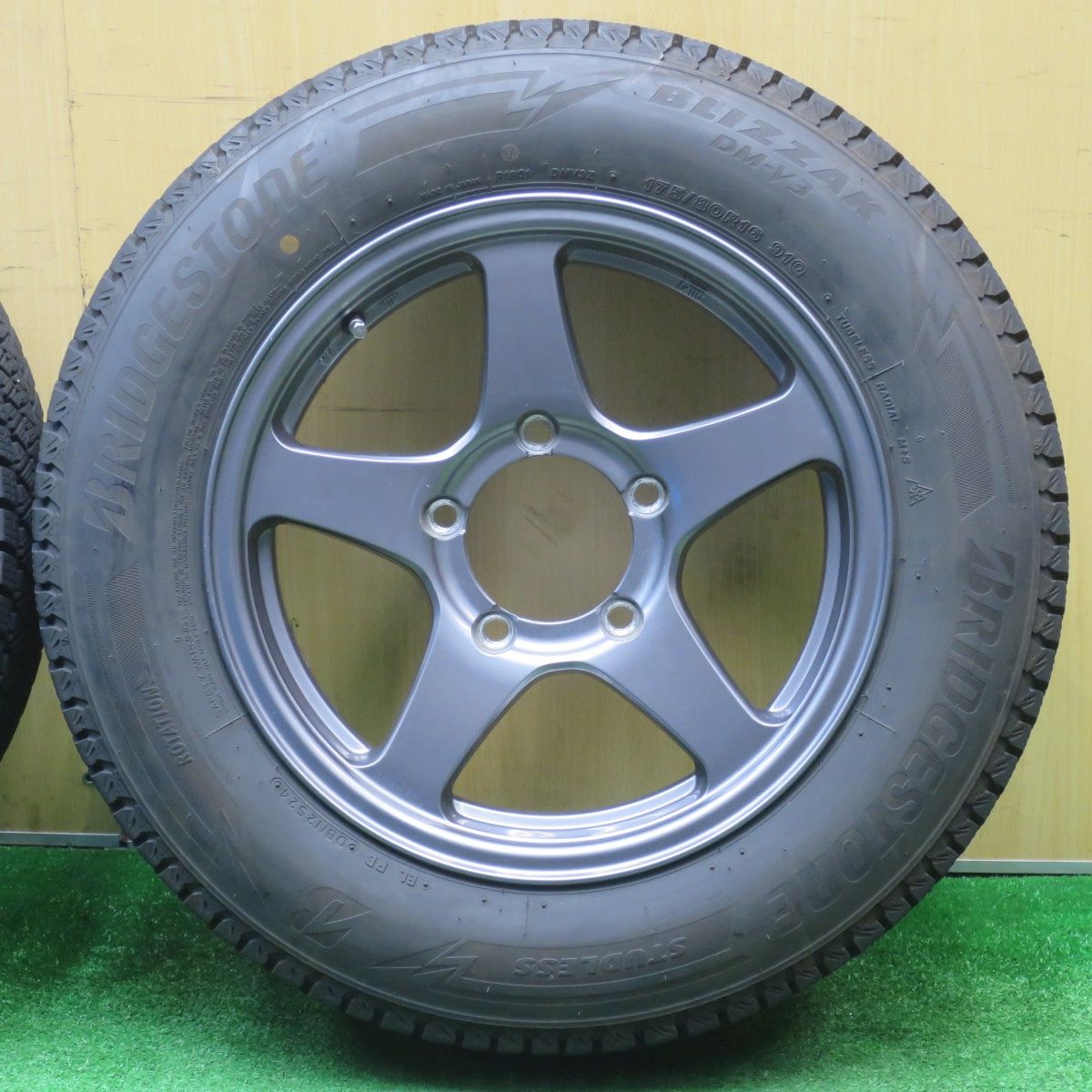  バリ溝 24年 キレイ 9分 ジムニー 等 175 80 R 16 スタッドレス ブリヂストン ブリザック DM V 3 MANARAY マナレイ 16インチ PCD 139 7 5 H ス 16インチ タイヤ ホイールセット