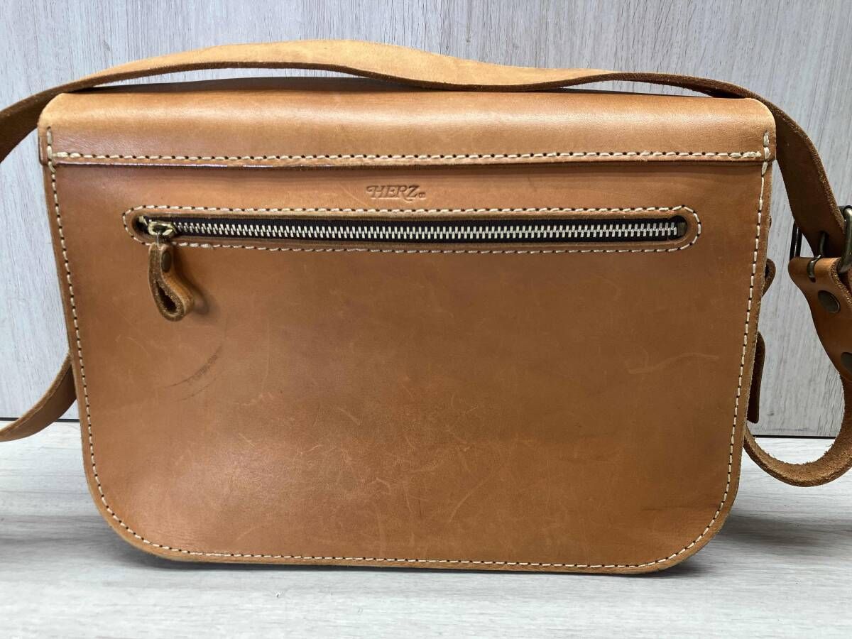 HERZ ヘルツ ショルダーバッグ 2ポケット ペン差し クラシック 底鋲 ステッチ キャメル